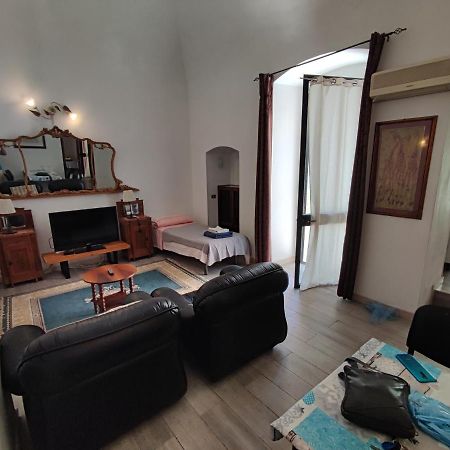 Very Central Apartment, By Shops, Bars, Restaurants Bari Exteriör bild