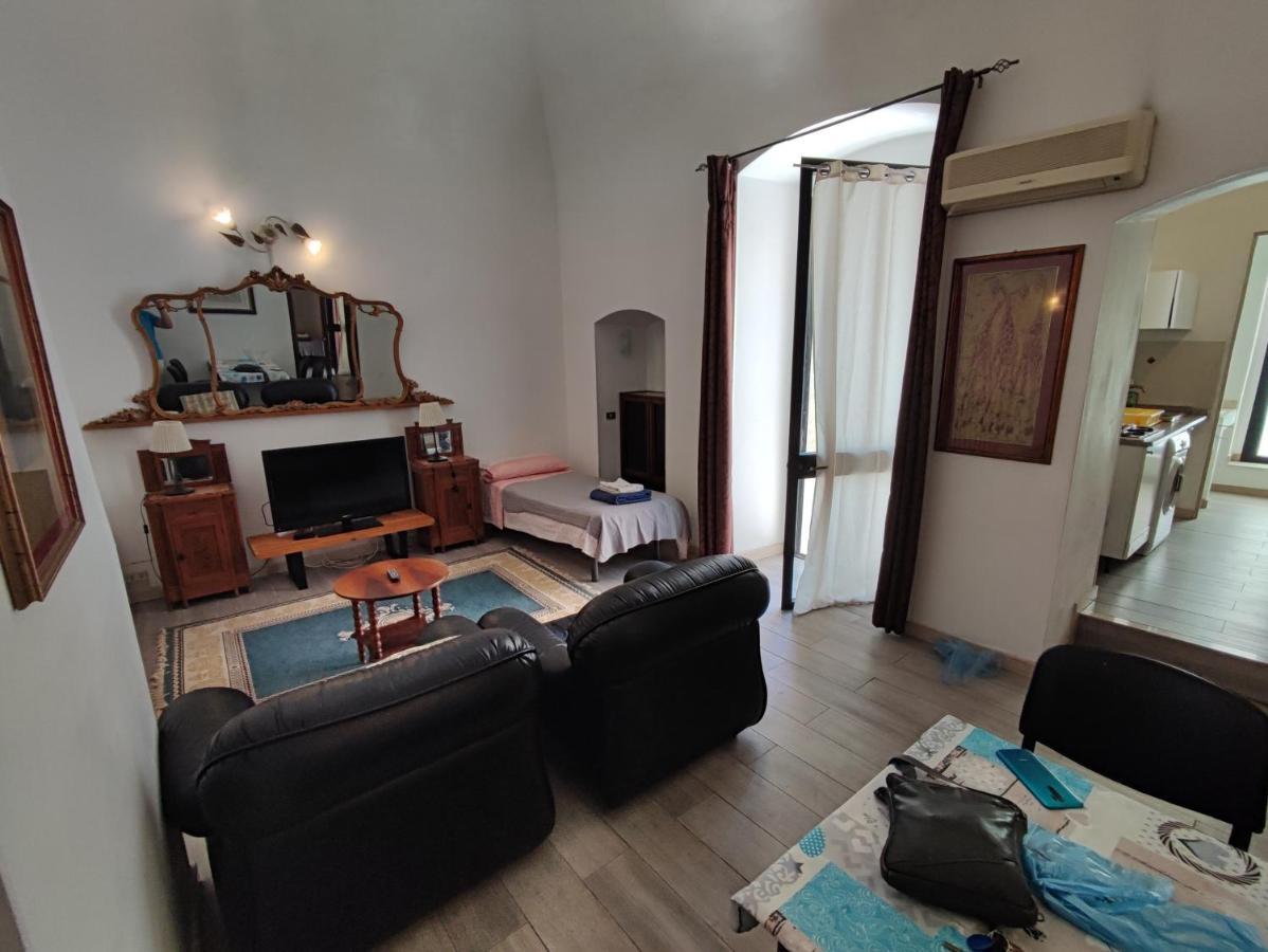 Very Central Apartment, By Shops, Bars, Restaurants Bari Exteriör bild
